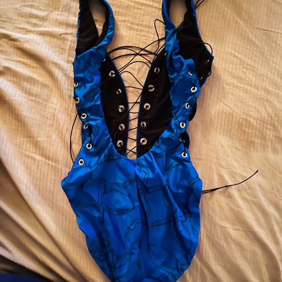 Ari South Limited Edition one piece bikini - Picture 3 of 6